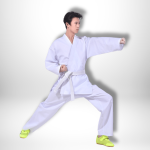 jeune karatéka en kimono blanc